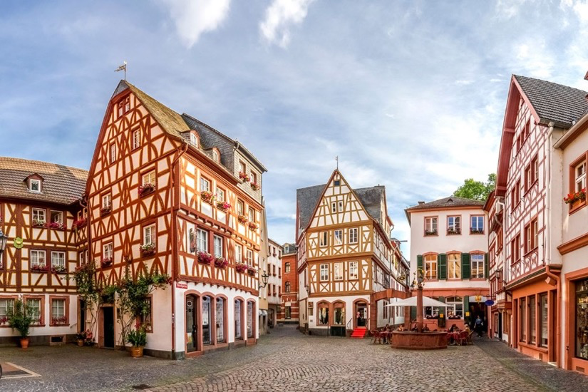 Mainz – Kirschgarten in der Altstadt mit Fachwerkhäusern